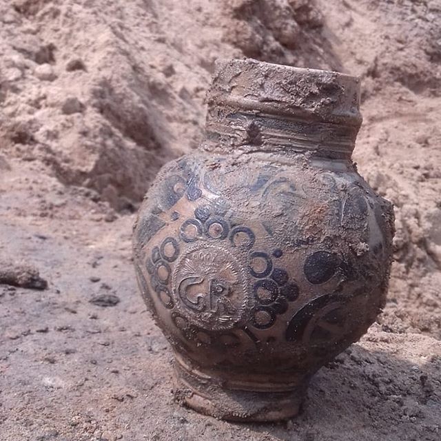 Vers uit het veld: deze mooi versierde steengoedkruik uit ca. 1750 is een van de vondsten die onze archeologen vandaag hebben opgegraven in Noorderhaven, Zutphen. 
#archeologie #archeology #opgraving #opgravingen #erfgoed #zutphen #noorderhaven ift.tt/2sgbUL1