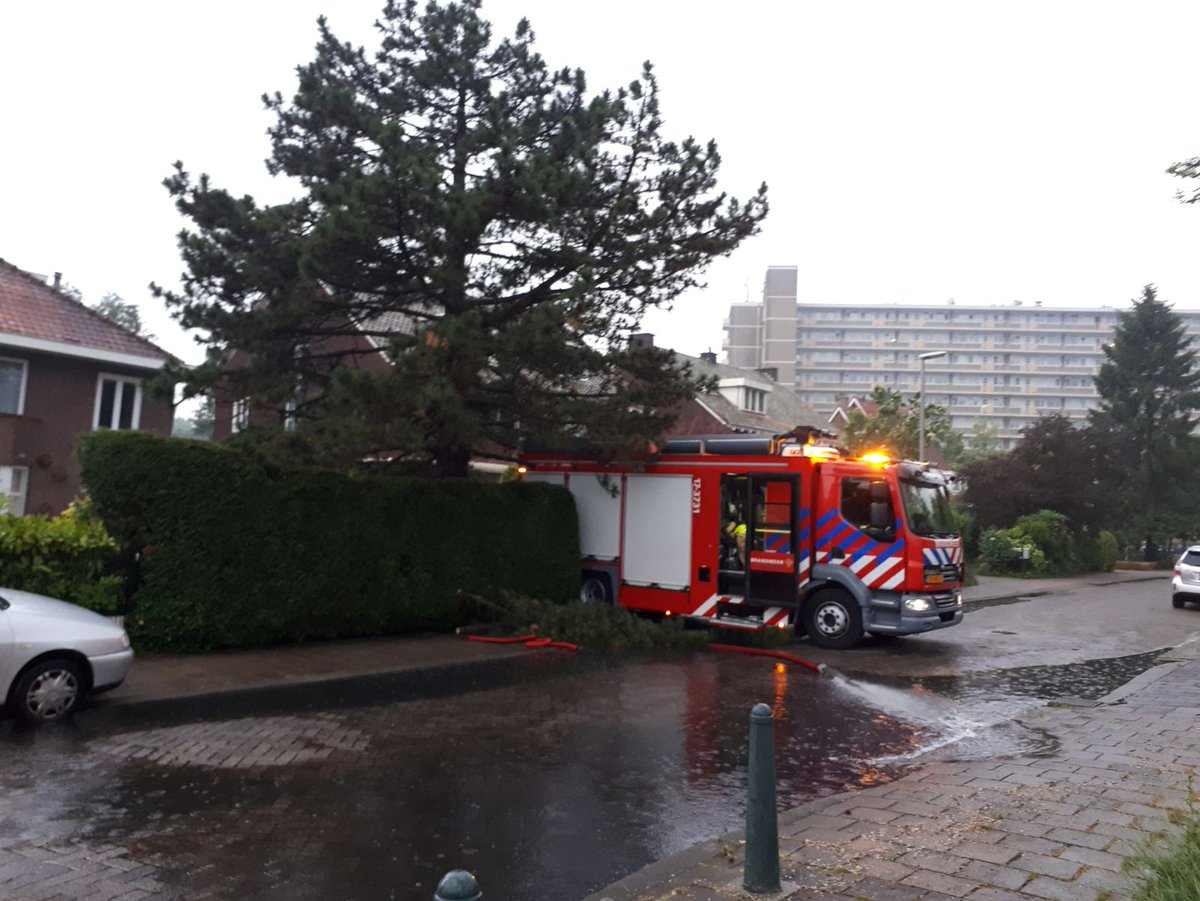 BrandweerVGZuid's tweet photo. En vanaf de #Palsterkamp gelijk door naar de #Pascalweg voor diverse meldingen van wateroverlast! https://t.co/Qtnb1V22v3