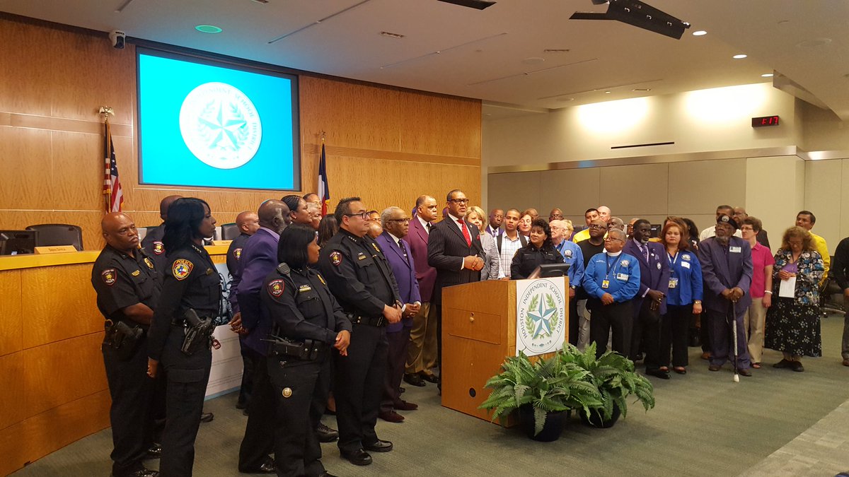 HISDPolice's tweet image. We are here for our students. We want them to rest assure that they are safe and that we are working. Let&apos;s stay mindful and help ensure our @HoustonISD students feel and be safe. #ProjectSafeStart