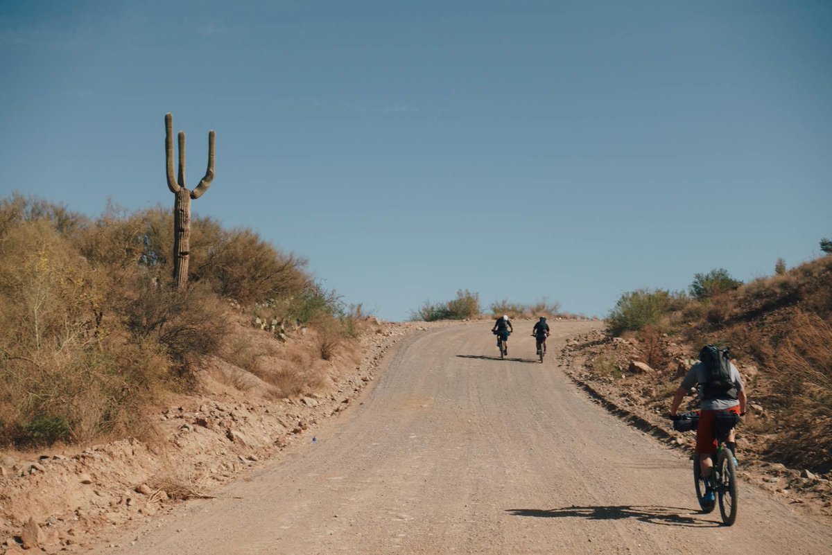 Why rent a car when you could ride your bike...130 miles from Phoenix to Prescott for a rowdy 50 mile race through the Arizona desert? SF Ambassador <a href="/slaxsonMTB/">Spencer Paxson</a> and 4 friends took on the Whiskey Off Road in style. Read the full story:
pinkbike.com/news/photo-and…
<a href="/pinkbike/">Pinkbike</a> #BikeLife