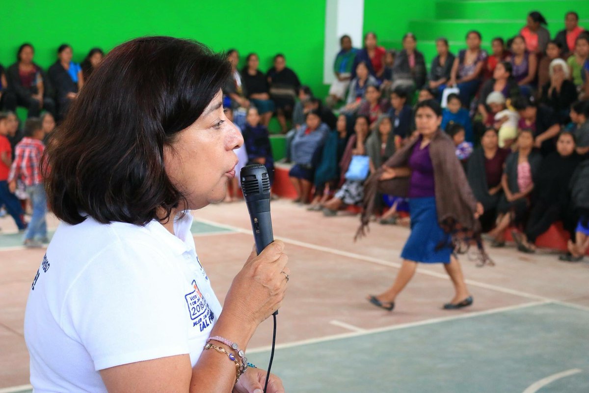 Ma_DeFatima's tweet photo. A mis amig@s de Quetzaltepec les dije que ya falta poco para el 1 de julio y lograr el cambio inteligente que tanto anhela el Distrito 04. ¡Con el respaldo de los pueblos Mixes lo vamos a lograr! #DeFrenteAlFuturo https://t.co/pivLnES57t