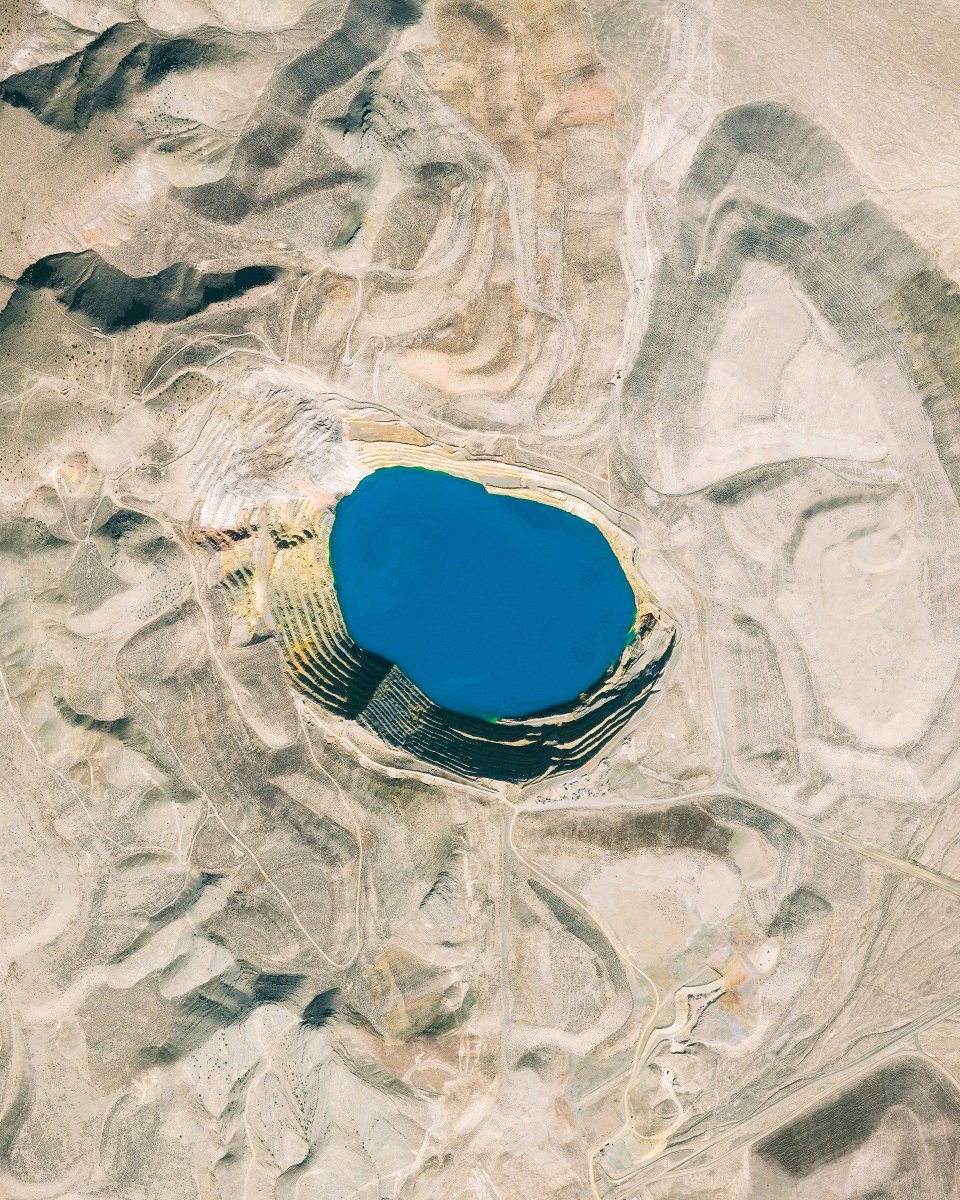DOverview's tweet photo. Vivid blue water fills an open-pit mine near the town of Battle Mountain in Lander County, Nevada. See more here: https://t.co/DUipn22le4 /// #dailyoverview #aerialphotography #birdseyeview #pictureoftheday #dronephotography #battlemountain #landercounty #nevada #mining #mine https://t.co/VrcE7ogHwb