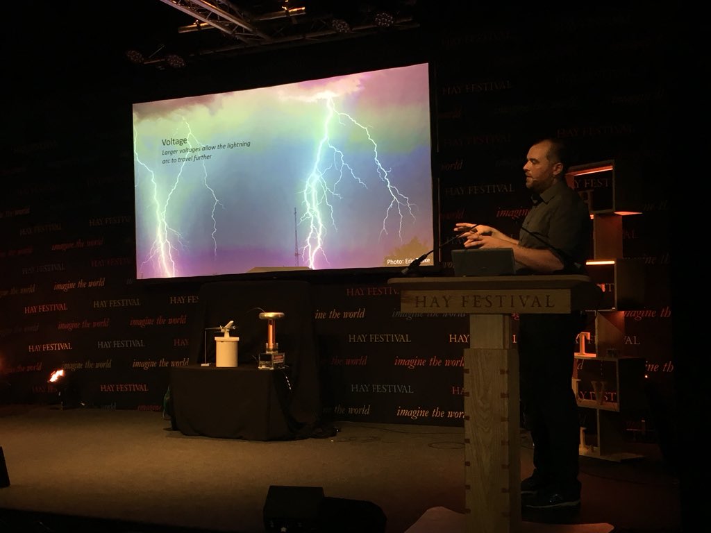 iamcardiffuni's tweet photo. Lots of questions from a packed out crowd for Daniel Mitchard @EngineeringCU #cardiffseries #HayFestival2018 https://t.co/GpaLatyxkr
