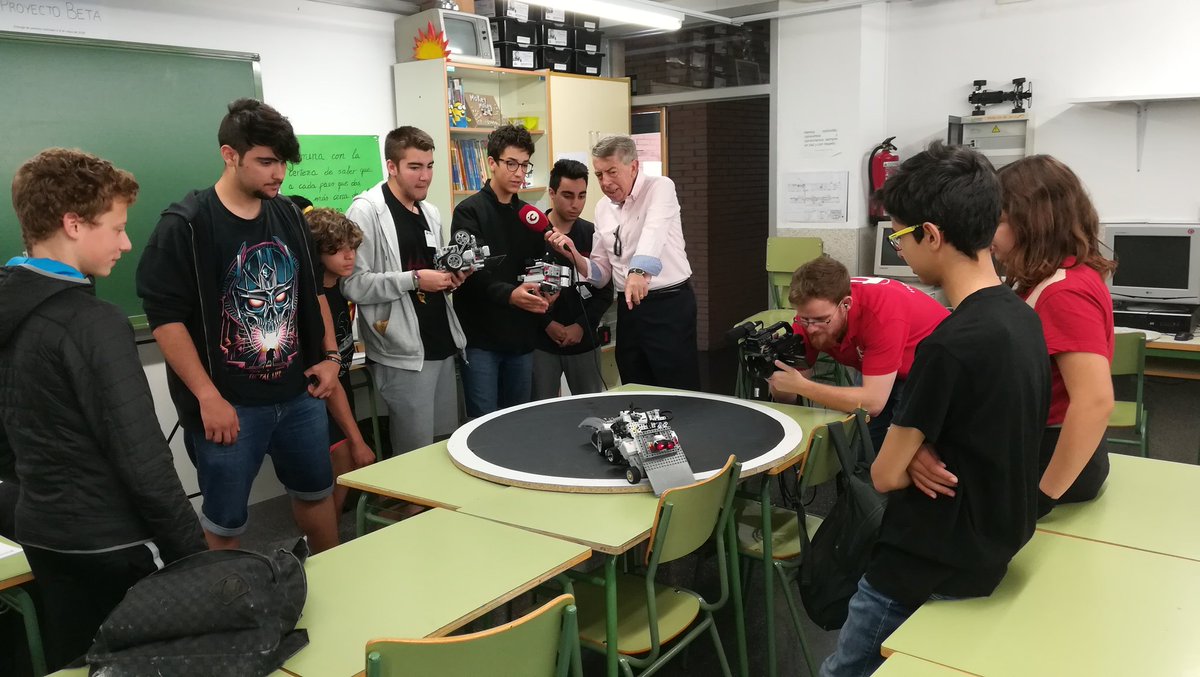 Roboluti_ON Robotic Competition Team (@roboluti_on) on Twitter photo Un placer recibir la visita de <a href="/IntercomarcalTV/">Intercomarcal Televisión</a> hoy en el aula, interesándose por el trabajo de nuestros cracks! Un placer recibir la visita de <a href="/IntercomarcalTV/">Intercomarcal Televisión</a> hoy en el aula, interesándose por el trabajo de nuestros cracks!