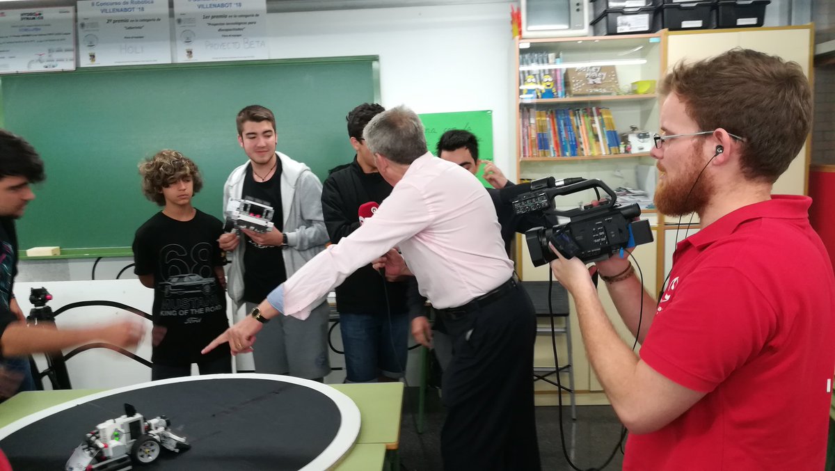 roboluti_on's tweet photo. Un placer recibir la visita de @IntercomarcalTV hoy en el aula,  interesándose por el trabajo de nuestros cracks! https://t.co/HNoRmg2QyG