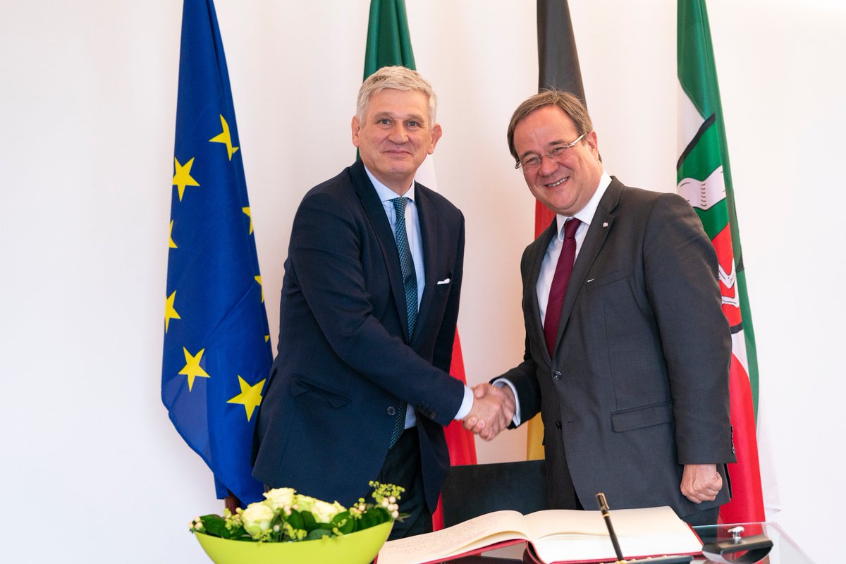landnrw's tweet image. Ministerpräsident @ArminLaschet hat heute den Botschafter der Republik #Italien, Pietro #Benassi, in der Staatskanzlei getroffen. Im Gespräch betonte der Ministerpräsident seine Hoffnung auf europäische Signale der neuen italienischen Regierung. land.nrw/de/pressemitte…