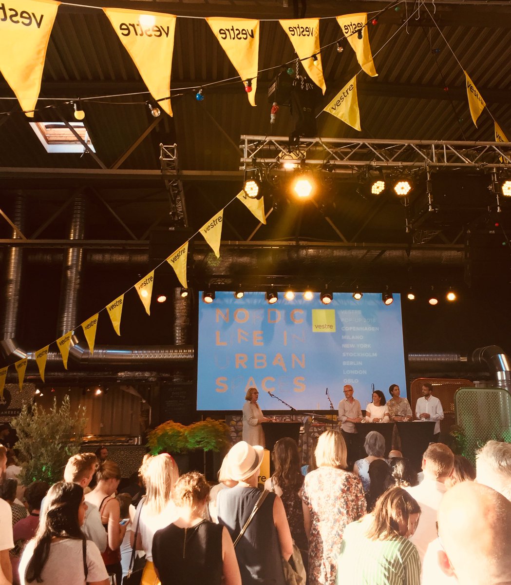 reidunsam's tweet photo. Sommerfest hos @vestrefurniture på #Vippa. @annegrosvold leder debatt, mens vi venter på @DagnyMusic. #allekanreddeverdenlitt https://t.co/CUVYGa32dy