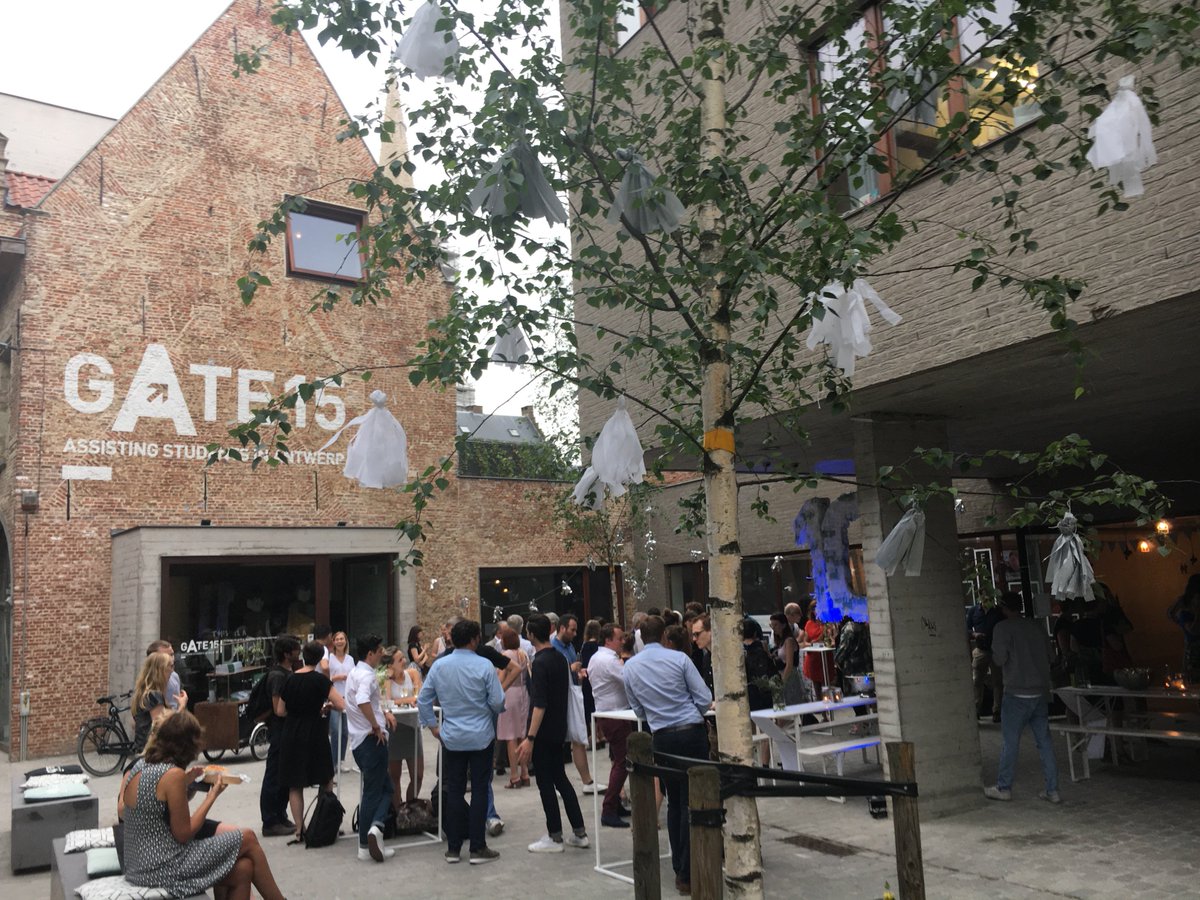 Ontspannen sfeertje op het verjaardagsfeest van @GATE15Antwerp Proficiat met 10 jaar partnerschap tussen stad en student!
