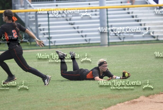 _vannahh's tweet photo. the umpires said “no catch” #statesemifinal #onceahighlanderalwaysahighlander https://t.co/9XPXeBOlXV