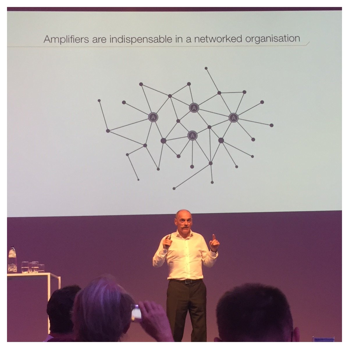 SecuritasVito's tweet photo. "Amplifiers binnen een organisatie kunnen verbinding maken, het zijn mensen die andere mensen doen samenwerken en kennis sharen. Kortom: ze maken een organisatie vloeiender" @Jan_de_schepper #vrcd18 #avondvoorbeleidsmakers https://t.co/nYGjFWWARi