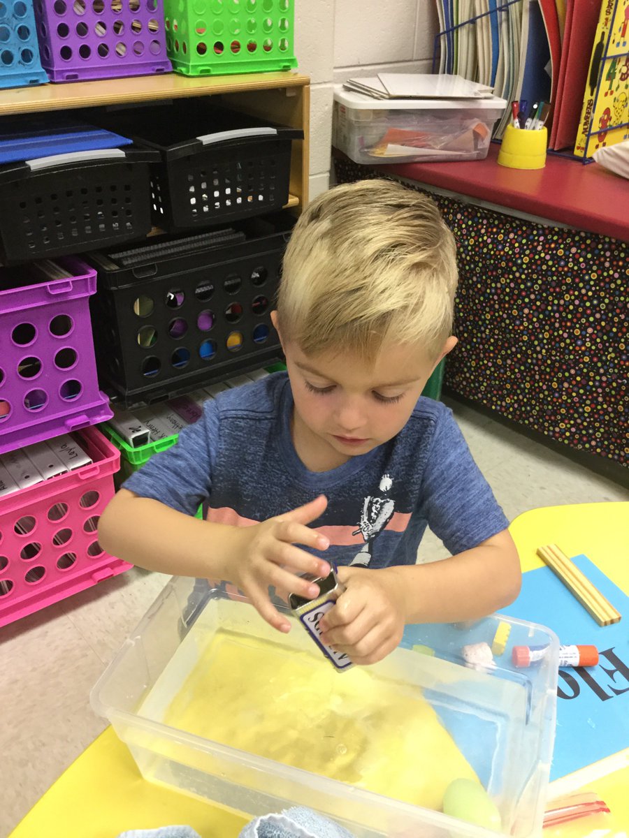 EKirkSTEM's tweet image. Does it sink or does it float? Mrs. Rice’s PK kids discovered what floats or sinks and then made things that float sink and items that sink float! Problem solving at its best! @Poca_ES #PocaPK5 #sinkfloat #STEM