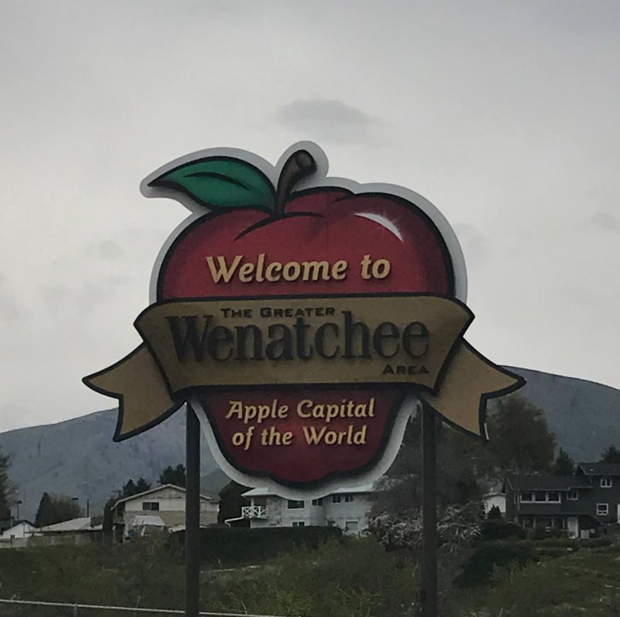 CoastWenatchee's tweet photo. Fun Fact: #Wenatchee is known as the "Apple Capital of the World". Make sure to visit #PybusMarket next time you stay at our hotel for apples, souvenirs, fresh food, & more. #visitwenatchee #freshapples #coasthotelsusa https://t.co/HoljjBD4OW