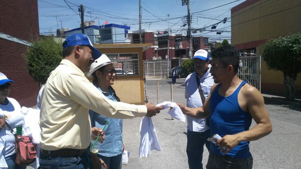 SoyAgustinB's tweet photo. Con mis amigos de Bosques del Valle, haciendo el compromiso de tener AGUA TODO EL DÍA, TODOS LOS DÍAS. No podemos seguir igual. #HagamosQueSuceda #Coaclaco https://t.co/RArifSiHB8