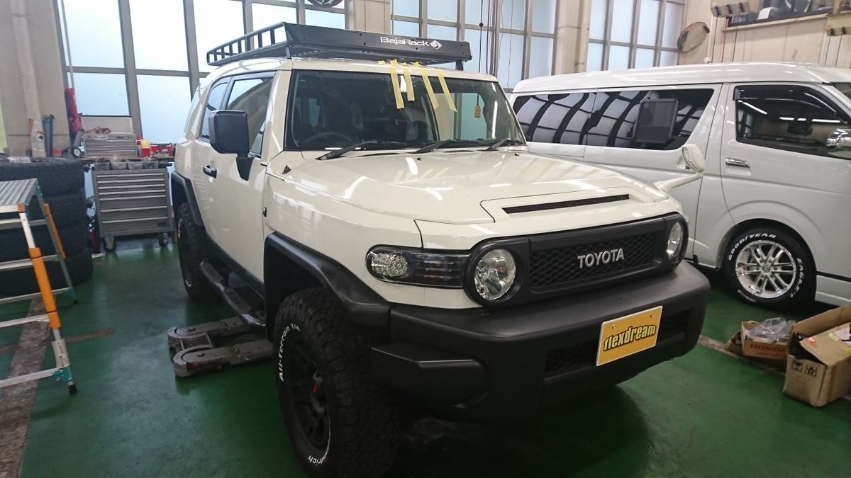 ランクル専門店flexdream仙台東 Auf Twitter H24 トヨタ Fjクルーザー ベース ホワイト ブラックのツートンカラーが カッコいい ですが おもいきってカスタム ルーフラッピングをヒートガンで暖めながら少しず つ剥がしていきまーす 取り付けるのは