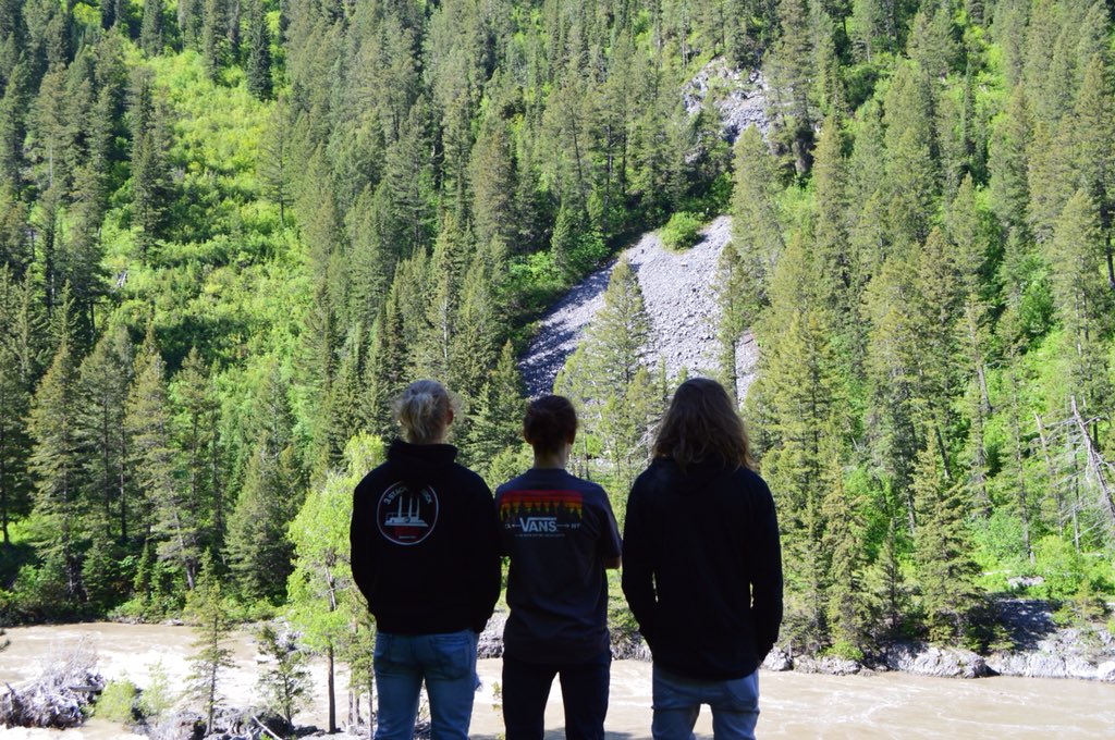 caydcamp32's tweet photo. Every picture has its own meaning behind it. I love my friends 🖤🌻⚡️ https://t.co/7shJLHqFJM