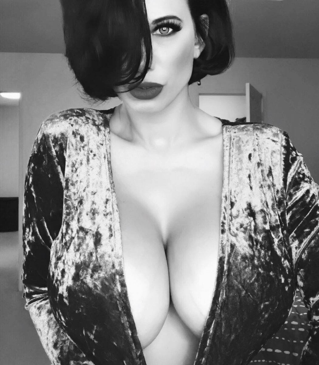 yidian892's tweet photo. good evening to the #funlovin @thebrittanyxoxo what a woman, her tweets always put a smile on my face #rt &amp; #follow her you wont be disappointed 😍💯🔥🌹 https://t.co/9qSEcuk3qP
