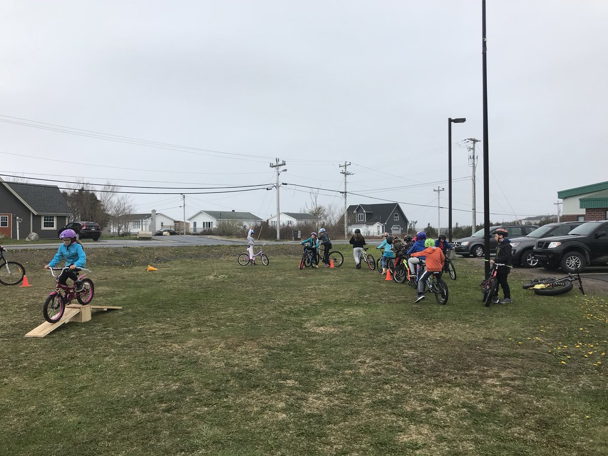 MrChurchillNL's tweet photo. These bikers from @TATwolves are not made of sugar! Braving the rain to ride their bikes in today’s #sprockids session. Week 5/8 - skills are definitely improving! @schoolsportsnl @NLESDCA #playingintherain 🌧🌧🌧🚴‍♂️👍🚴‍♀️@SprockidsNL @GiantCanada https://t.co/AJQdneUHcI