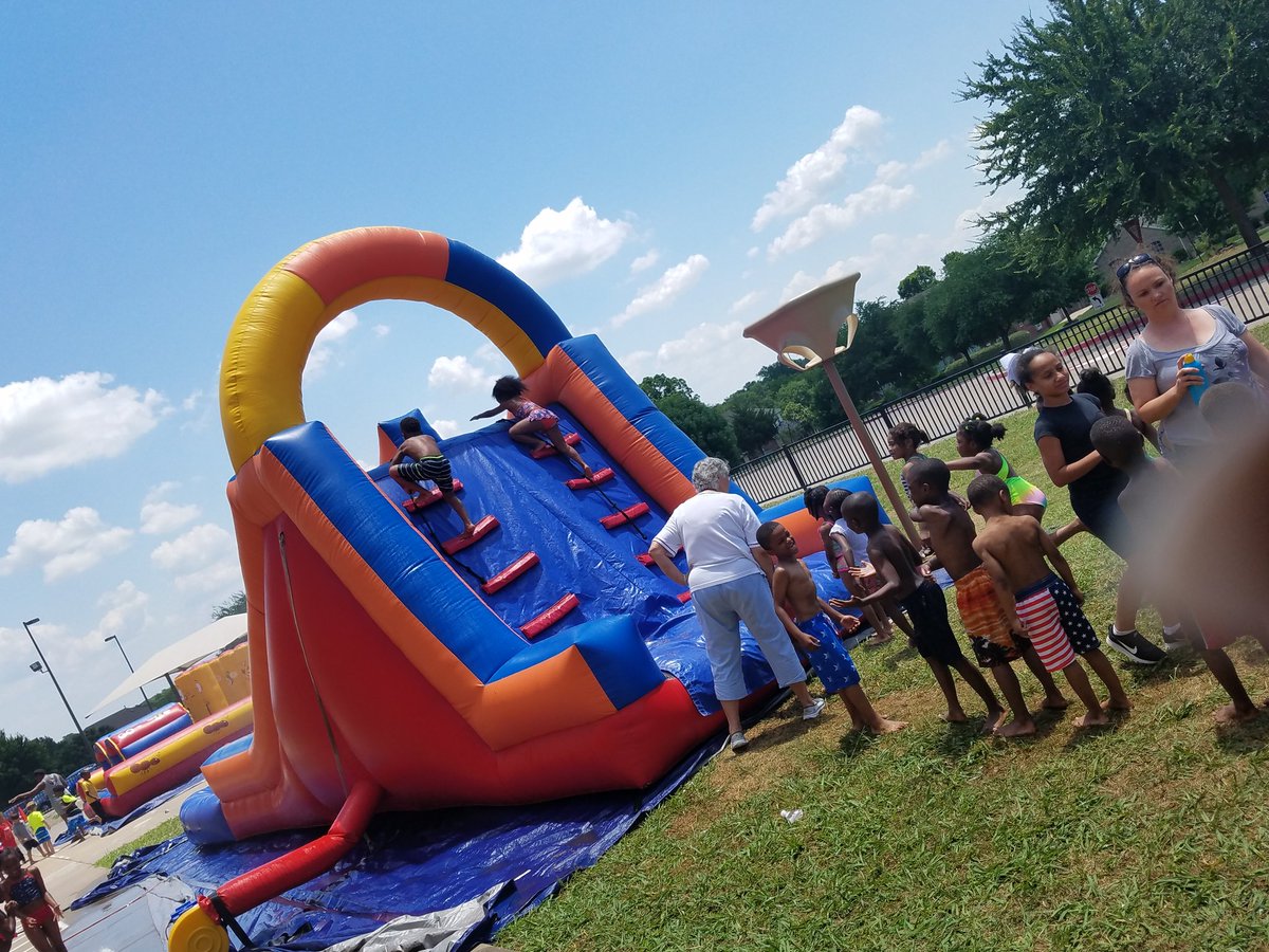 nursejwalker's tweet photo. @wrefama  Kinder Luau 2018 https://t.co/0q2I56SeTq
