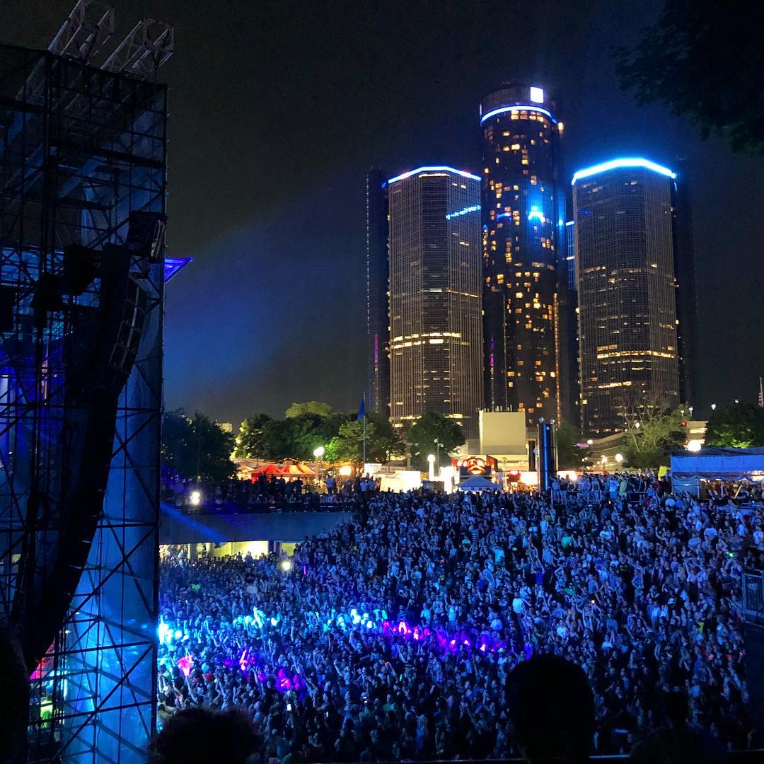 wdet's tweet photo. It was a hot weekend in Hart Plaza for @MovementDetroit! Were you there? ☀️

Thanks to IG user @hindleg_photography for today’s #SceneFromDetroit! #MovementDetroit #HartPlaza https://t.co/INEvBQhCcO