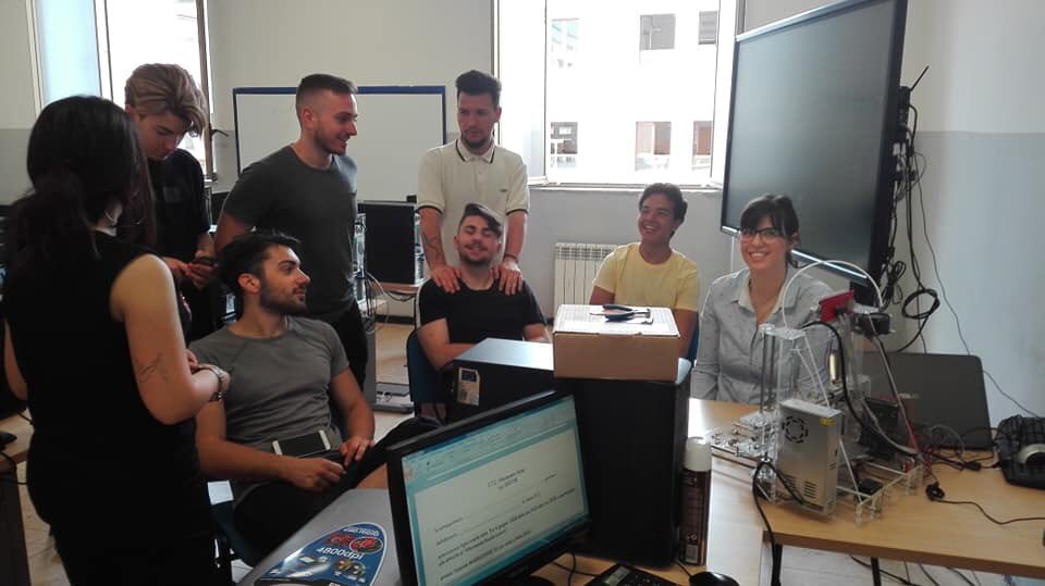 Mnemosyne3D's tweet photo. #Formazione in Fabbricazione digitale rivolta ai ragazzi dell’Alessandro Volta di Napoli 
#workinprogress #formazione #3dprint #school https://t.co/oRktlJGnCZ
