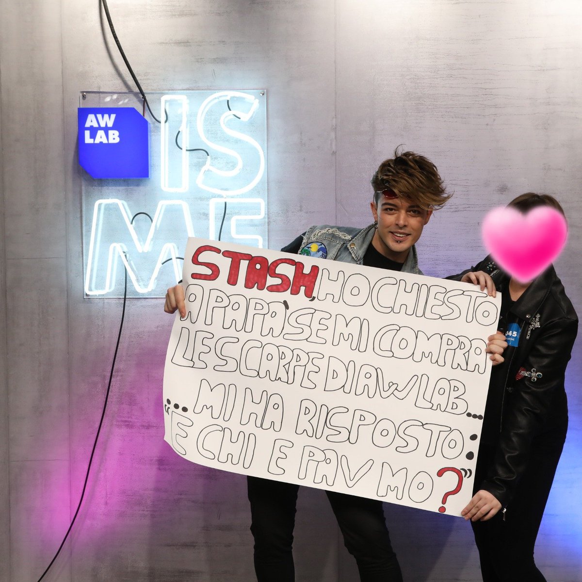 BACCARIUS1974's tweet photo. Mia figlia felice come non mai per aver incontrato nuovamente il suo idolo e primo (ahimè) #amore....@Stash_theKOLORS....#awlabisme #awlab https://t.co/OdissvTWTs