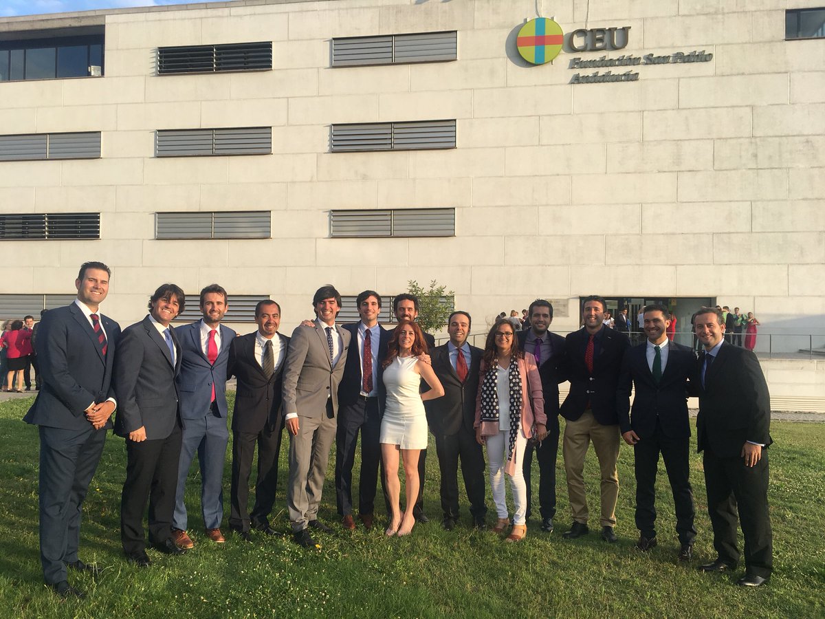 Quintanamontero's tweet photo. @CEUAndalucia @BeatrizHoster @ElenaCachadina Los profesores del departamento de Deporte de @CEUAndalucia hemos asistido orgullosos a la graduación de nuestra I Promoción de #GCCAFD El futuro les pertenece! https://t.co/tIok8xDlGe