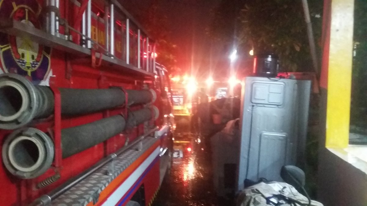 Tanzalie_a (@tedoenks) on Twitter photo 02:05 trjdi kebakran Toko kelontong di Griya satria pesona..sudah dpt di padmkan oleh petugas DAMKAR..kondisi TKA...prsiapan balik kanan..<a href="/NHY_KabBekasi/">Neneng Hasanah Yasin</a> <a href="/Kemendagri_RI/">KEMENDAGRI</a> 02:05 trjdi kebakran Toko kelontong di Griya satria pesona..sudah dpt di padmkan oleh petugas DAMKAR..kondisi TKA...prsiapan balik kanan..<a href="/NHY_KabBekasi/">Neneng Hasanah Yasin</a> <a href="/Kemendagri_RI/">KEMENDAGRI</a>