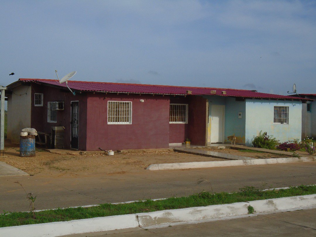 psuvmonagas_ve's tweet photo. ♦️ Avanza techado de viviendas en el sector Villas del Sur, en Parare #Maturín, donde se benefician 52 Familias gracias a la gobernadora Yelitza Santaella | @yelitzePSUV_ #Monagas https://t.co/l4zivS1WNE
