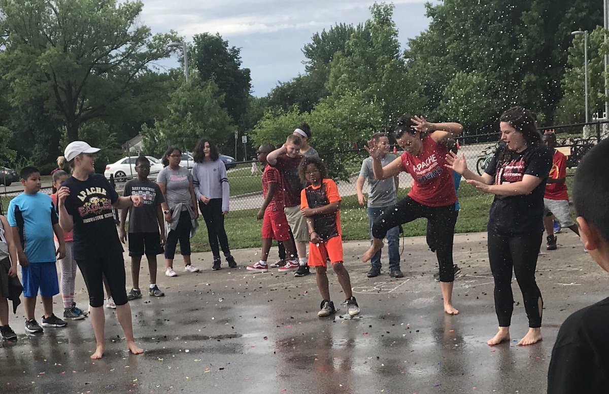 trish_guth3's tweet photo. 1 water balloon per MAP growth point. #relationships #verticalloop #fourthfifthsixth @ApacheIS512 @MrsRamsey512 @MrsBennett224 @misshoener https://t.co/aaqRLi3yvq