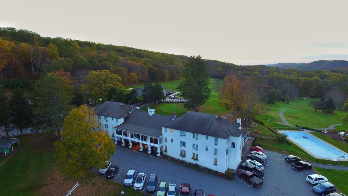 water_gap's tweet photo. Make sure to tune into @WNEP   tonight for a #drone fly over of Water Gap #CountryClub &amp; #Resort for the evening #WeatherReport! Sometime between 5pm and 7pm! This drone photo from @LVDroneVids https://t.co/Dt6BPIjcce