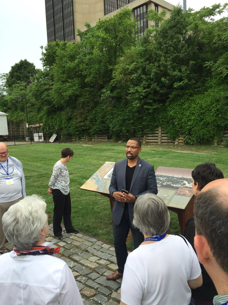 btsr4u's tweet image. .@STVUDeanWalker teaching at the site of the Lumpkin Slave Jail and the African burial ground in Shockoe Bottom. Lumpkin was the original site of what would become @VAUnion1865 and @STVUatVUU. 

#BaptistDissent18 @bridgelm @BJContheHill @AmandaTylerBJC @VaBaptists #VBHS