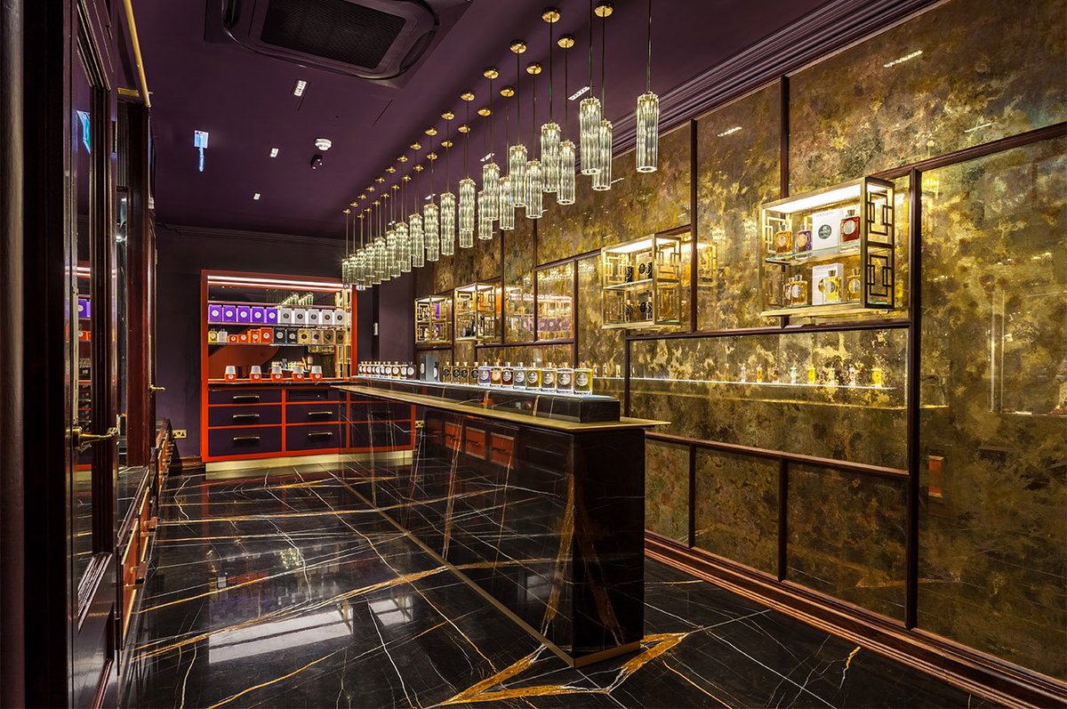 MartynWhiteLDN's tweet photo. It is always refreshing to see someone that is not afraid to use colour. Discover Christopher Jenner's design of the Atkinsons boutique in Burlington Arcade: https://t.co/hsHkWPpkIy #interiordesign #fragrance #christopherjenner https://t.co/Y0msnfPYSr