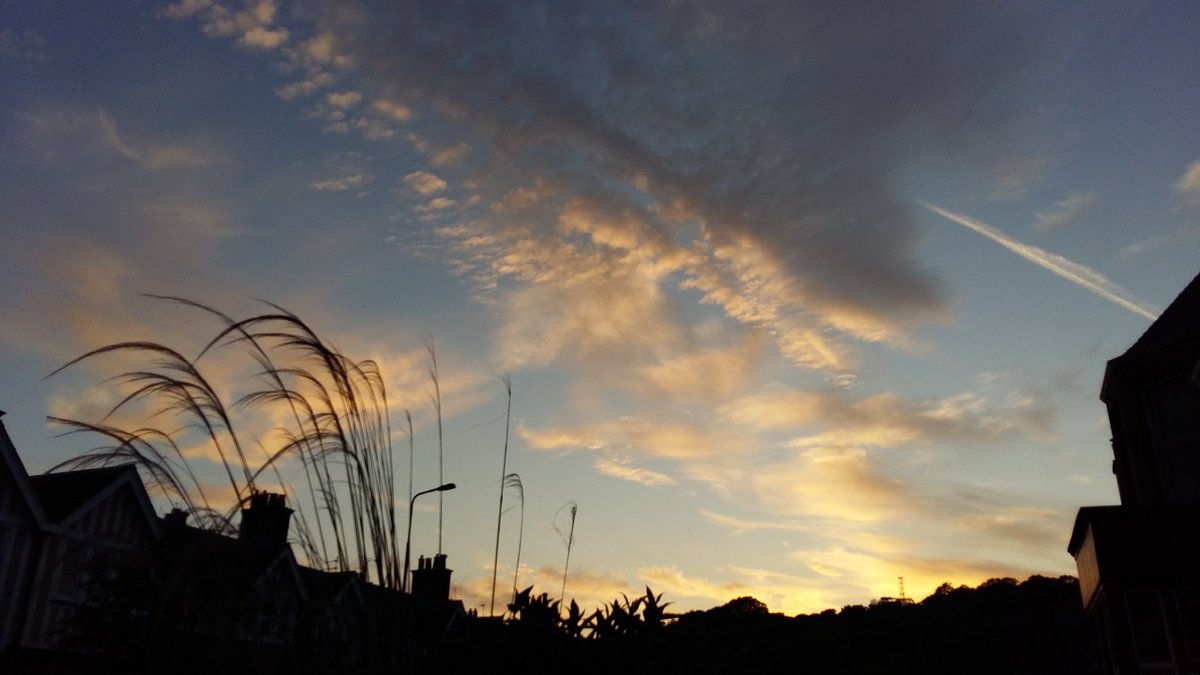 Diana_McCobb's tweet photo. @WindyWilson88 @StormHour @BBCScotWeather #Edinburgh #sunset #BalgreenDi https://t.co/Xd3evH5yV2