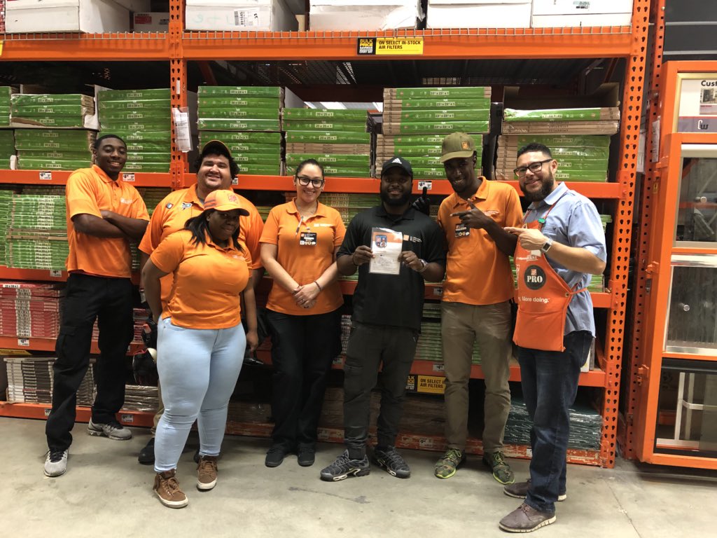 RamonProASM6310's tweet photo. Recognized @AkeemMET for his great performance, leadership and for being a team player. Thanks for all that you’ve done here at #6310. Off to better and bigger things. https://t.co/oIgwSiiYXq