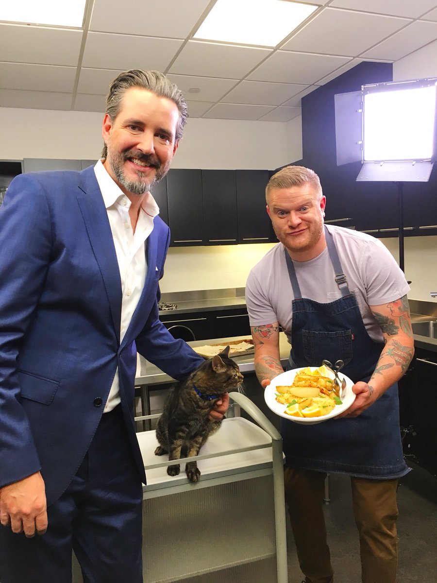 2018 will officially go down as the year I was in an interview directed by a cat. No joke. Tune into <a href="/etcanada/">Ettiene Riche</a> tonight at 7:30 and watch me whip up a healthy meal. Watch full episode here: bit.ly/2xplWP1

#ad <a href="/purinacanada/">Purina Canada</a> #catchow #catsthataremorefamousthanme