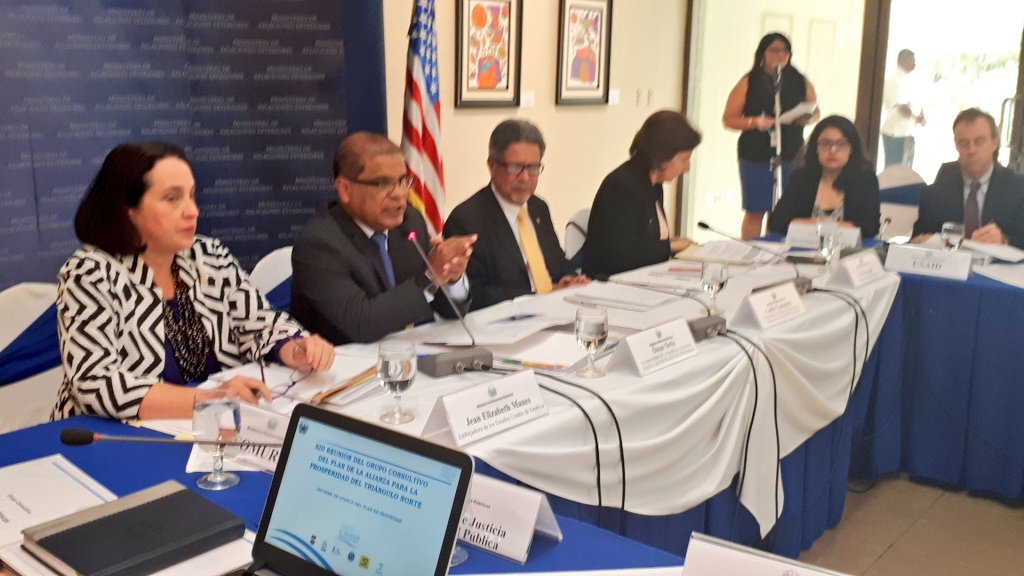 cancilleriasv's tweet photo. @vpelsalvador informa que en reunión de Grupo Consultivo para Plan #AlianzaProsperidad se abordarán principalmente avances de El Salvador en materia de seguridad, en seguimiento a compromisos adquiridos durante la #CentAm2017. https://t.co/Ug1taZ2P2D