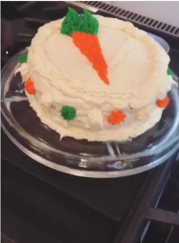 Iveslo21's tweet photo. The cake baking extraordinaire 😆 @erik_stocklin OMG HOW DO YOU MAKE THOSE CAKES https://t.co/9ke9BaonaG