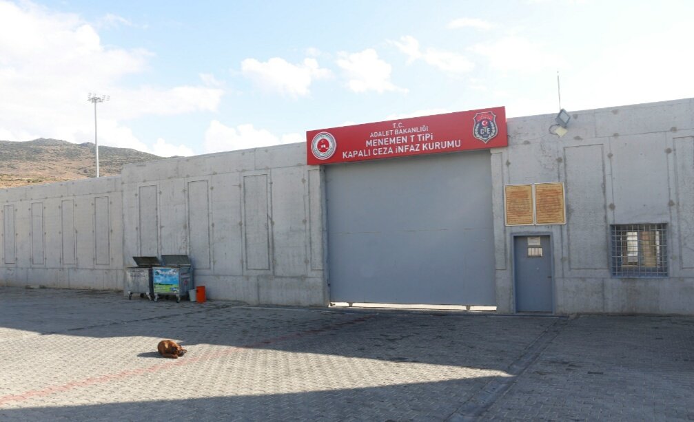 BerlinYeniMedya's tweet photo. İzmir Menemen Cezaevi'nde 
Keyfi Uygulama!

Koğuşlarda çok sıkışık ortamda kalan tutuklulara bir de battaniye ve gazete yasağı zulmü

Koğuşlardaki tüm battaniye, gazete ve kağıtlar toplatılmış

Yerde battaniye üzerinde yatan tutuklular şu an betonda yatıyor 

@TacettinUral https://t.co/VfbAHSodH1