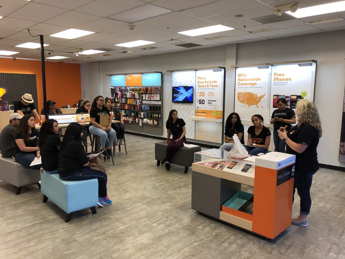 F_Bender's tweet image. Faye, Pauline, and Team Xfinity getting er done!!  Evening Neocomm training @FayeAirhart @DCSouth_Pauline @SPG_AJ @JayMiglionico @chris