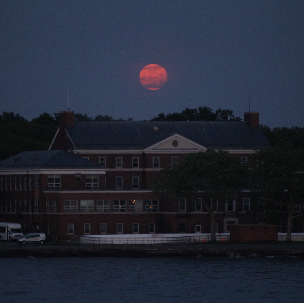 ChadRachman's tweet photo. Traded cloudy #manhattanhenge for a #FullMoon cruise. #nauticalcommute #statenislandferry #nyc #vesak https://t.co/Ny79vRDY6o