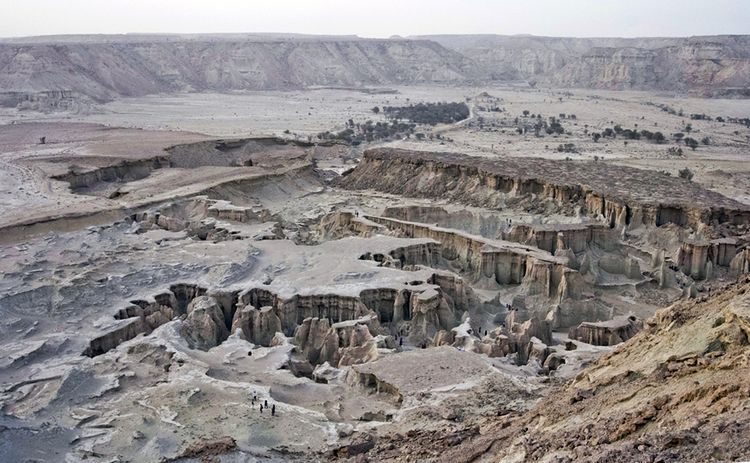 Elec_Universe's tweet photo. #ElectricUniverse #mythology is #geology? #StarsValley, #Qeshm Island, Iran: "canyon 50 ft below plateau surface adorned with oddly shaped arches, columns, passageways. Name seems to be derived from legend that it was formed from falling star (#meteor)" https://t.co/VY1ngtt5A3 https://t.co/ojw83Dig2R