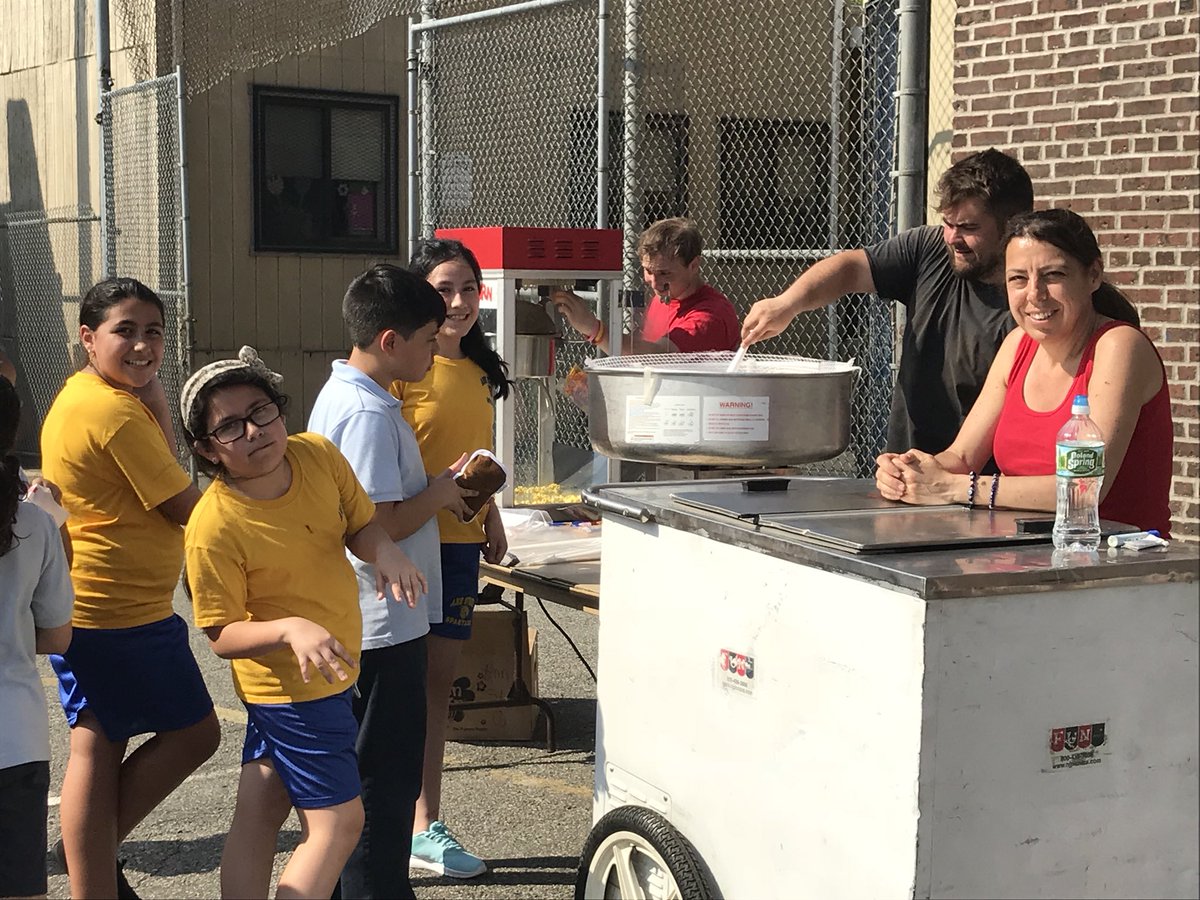 epdteach13's tweet photo. Team Work at Fun Day!!! @Lafayette_Excel @ELT_Newark https://t.co/jqK0mqVDuh
