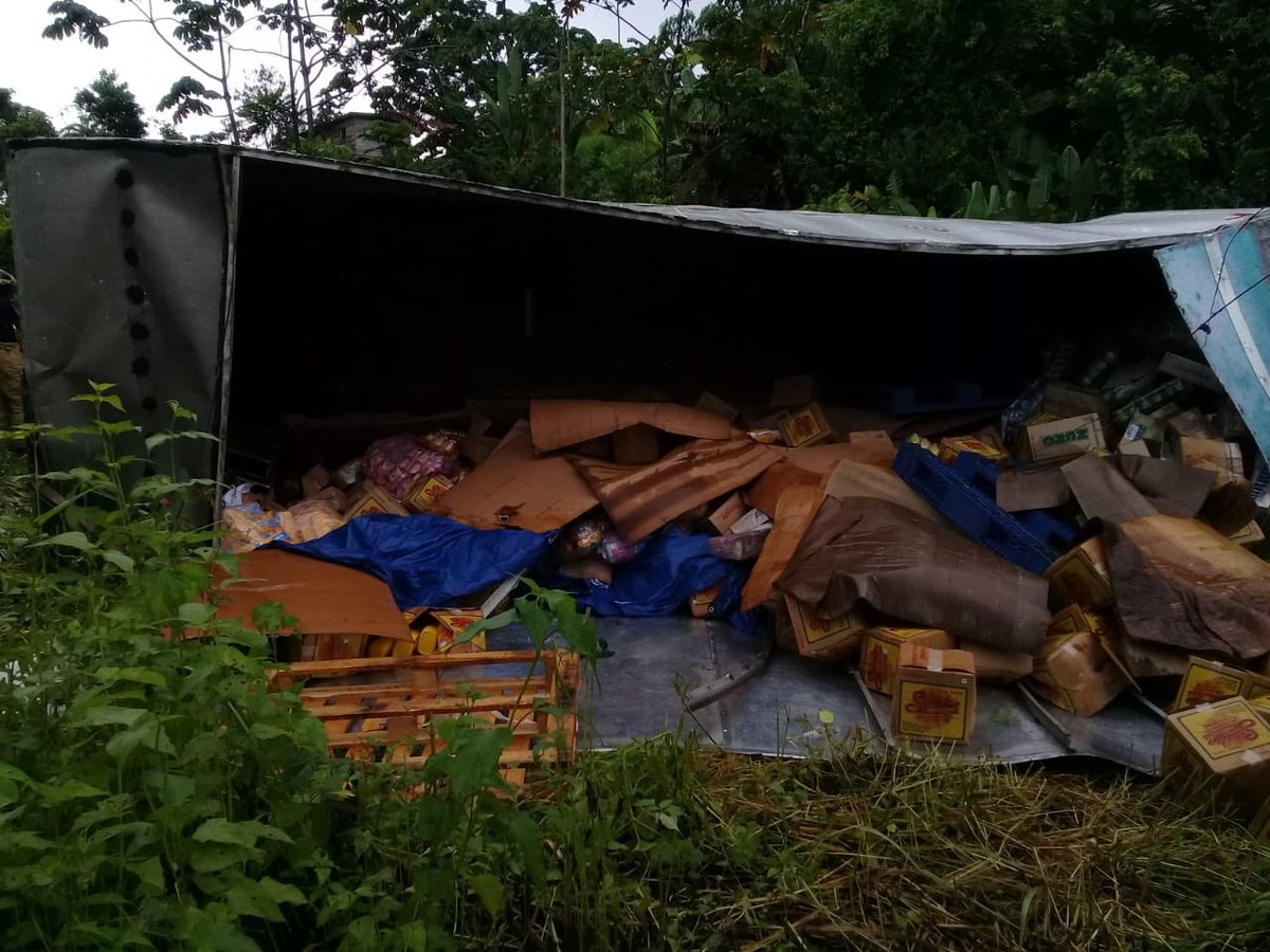 Vuelco de un camión de reparto de mercancía en el Km 46, en la carretera que conduce de Almirante hacia Chiriqui Grande en Bocas del Toro. El conductor y sus dos pasajeros salieron ilesos <a href="/nexnoticias/">Nex Noticias</a> <a href="/informativopul1/">Pulso Informativo</a> Atendieron <a href="/Bomberosbocas/">Bomberos bocas</a>