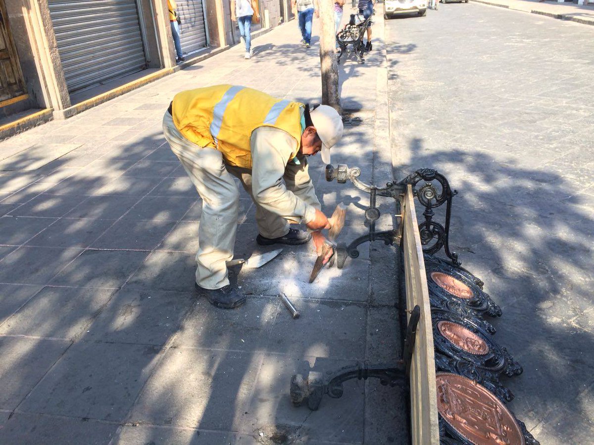 ImagenSLP's tweet photo. Continuamos realizando el mantenimiento en mobiliario urbano, en donde en esta ocasión nuestro equipo estuvo presente dando limpieza en bancas de la plaza de los Fundadores así como también la colocación de bancas en Carranza. https://t.co/PjokeZyrwy
