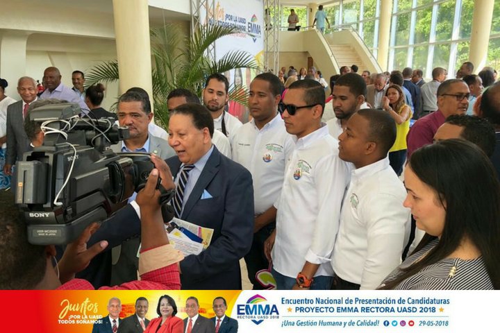 JuEmmaUASD's tweet photo. JuEmma acompañando al Ex Rector Dr. Julio Ravelo mientras daba importantes informaciones a la prensa previo al Encuentro Nacional de Presentación de Candidaturas del Proyecto Emma Rectora UASD 2018.

#EmmaLoMejorParaLaUASD https://t.co/aMOWTFn0Av