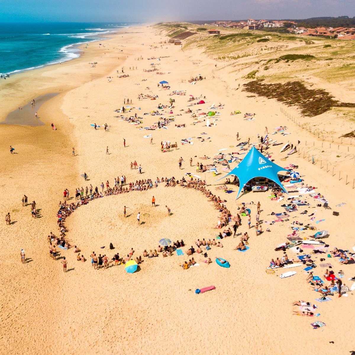 Spikeball's tweet photo. France knows how to party 🇫🇷🏖 #spikeball #jointhemovement https://t.co/ODkZA2YMGY