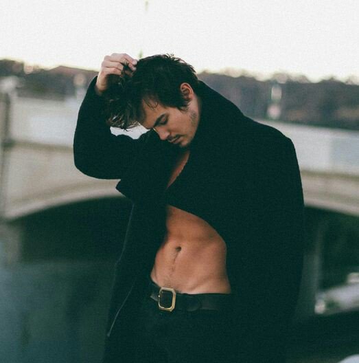 Caleb_Rive's tweet photo. Boa noite 😈 @Hanna_Maariin @Alii_Dilaurents @Emily_Fiields @Noel_Kaahnn @Aria_Montgm @Toby_Cavaanaugh @Alex_Draakee @Spencer_Hastngs @MonaVandeerwaal @Mike_Montgm @A_prettylittlee @Mel_Hastiings @Ezra_Fiiitz @Kate_Raandall @JasonDilaurenn @Wren_Kingstoon @Dean_Staavros https://t.co/RzUAwS7R2R