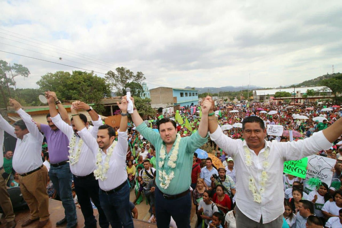 PanchoNavaOf's tweet photo. *CON GRAN FUERZA PANCHO NAVA, APERTURA SU CAMPAÑA.

Pancho Nava, inició de forma oficial su campaña rumbo a las elecciones del próximo 1º de julio. El aspirante presidencial fue arropado aproximadamente por 6 mil Militantes Cintalapanecos que abarrotaron el parque Centenario. https://t.co/5TWz1mfKaG