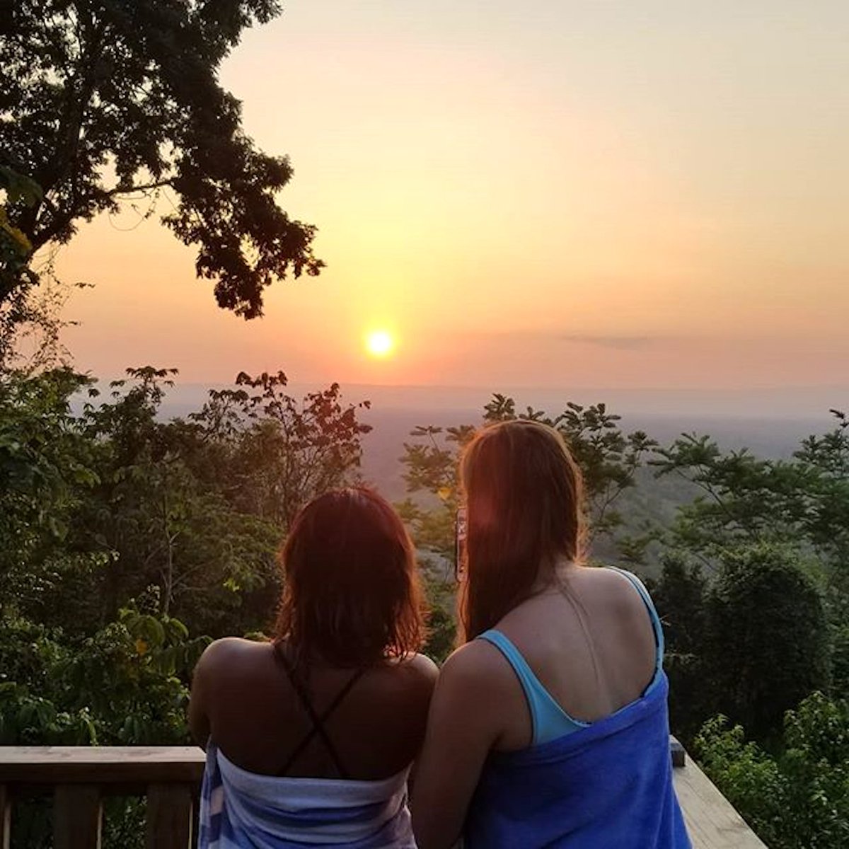 CopalTreeLodge's tweet image. You don't see something as captivating as this every day, so you better stop and enjoy it while you can 🌅
📸: @ccwilliams140 
#travelBelize #jungleresort #luxurytravel #sunset #breathtaking #paradise