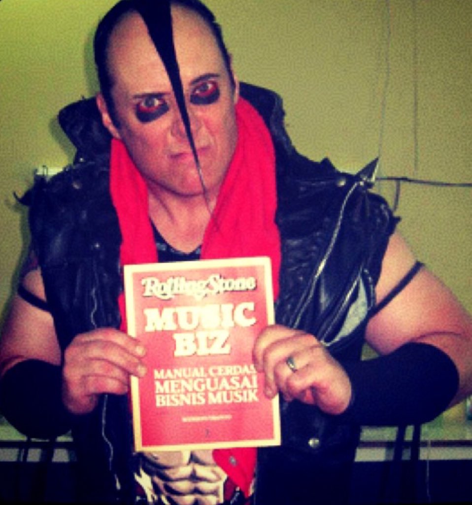 wenzrawk's tweet photo. Asal komunikasi simpatik dan efektif, artis/manajemen bisa gak rewel untuk urusan riders kok

Ini salah satu bukti lain betapa humblenya Jerry Only (Misfits) 

Mereka bisa “diperalat” LO. 

Lumayan laku buku saya gara-gara foto-cum-iklan di backstage ini 😂😂

#ridersohriders https://t.co/zyI99M3L4f